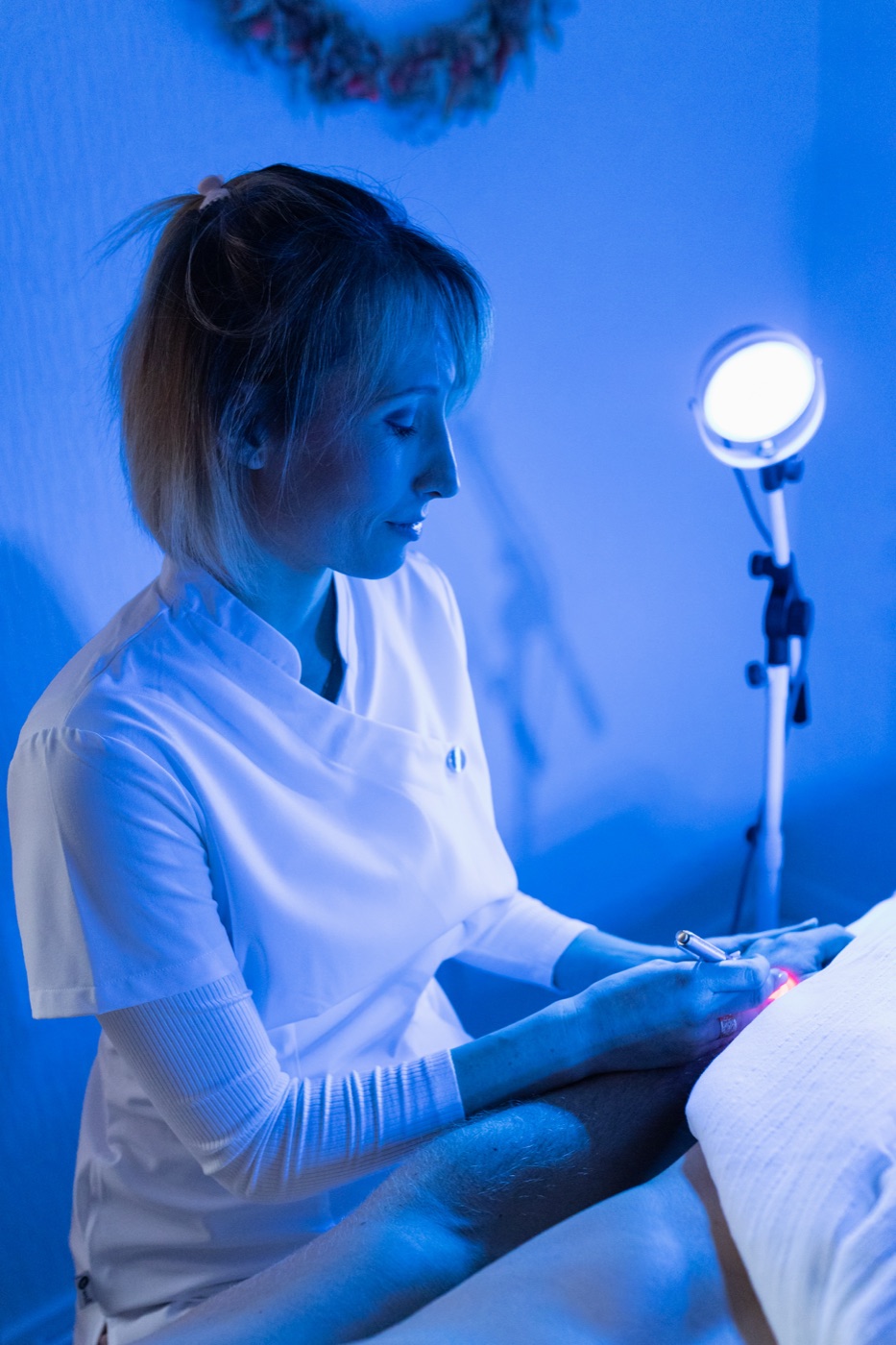 Audrey Pecolo pendant une séance de photobiomodulation